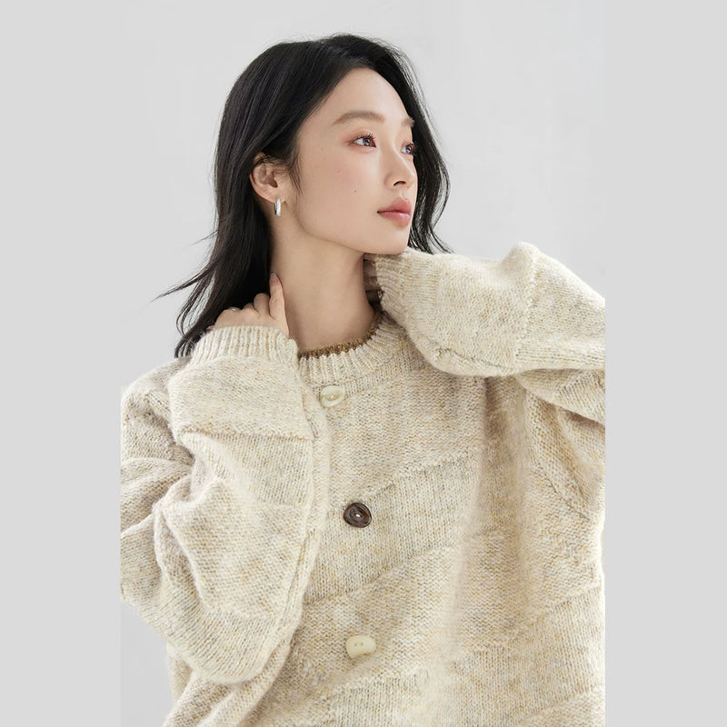 对白超好看异形扣绒感圆领毛衣女2025冬季新款韩系慵懒宽松针织衫