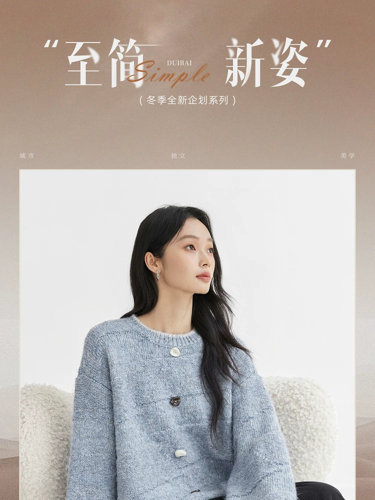 对白超好看异形扣绒感圆领毛衣女2025冬季新款韩系慵懒宽松针织衫