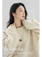 对白超好看异形扣绒感圆领毛衣女2025冬季新款韩系慵懒宽松针织衫