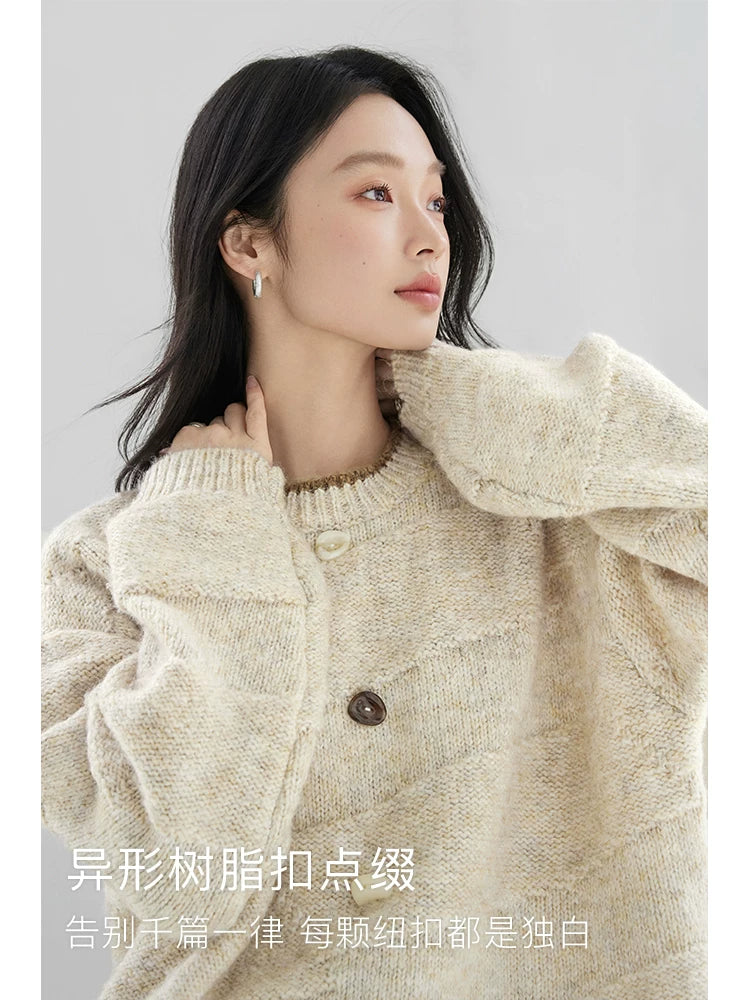 对白超好看异形扣绒感圆领毛衣女2025冬季新款韩系慵懒宽松针织衫