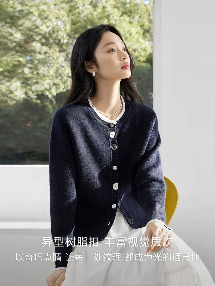 对白超好看异型扣撞色毛衣开衫女2026秋新款慵懒短款圆领针织外套